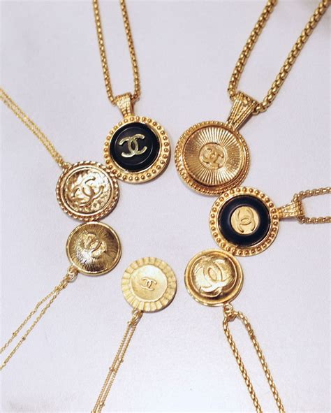 ketting chanel knoop|Upcycled Chanel Button Necklace .